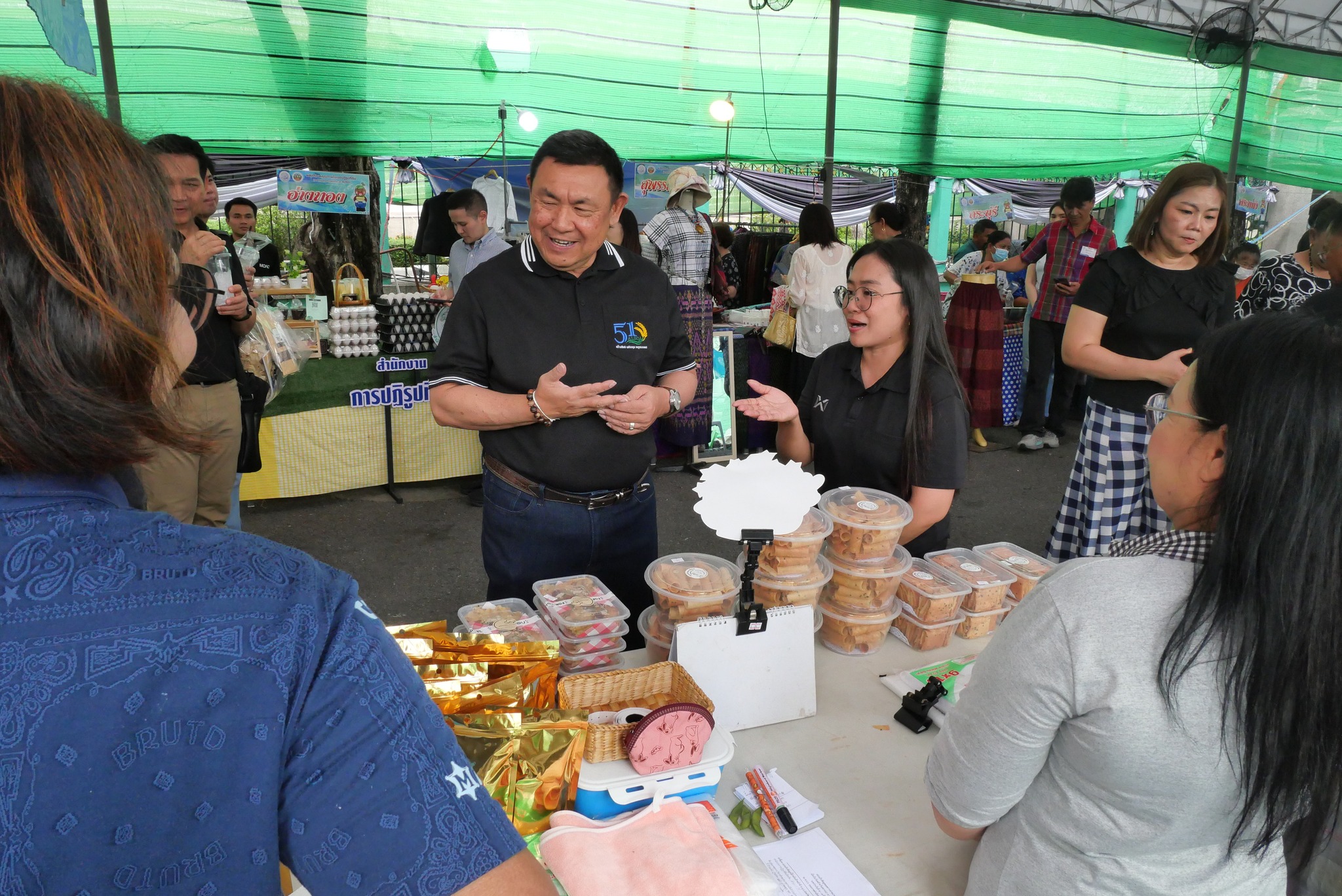 title - เลขาธิการ ส.ป.ก. เยี่ยมทักทายเกษตรกรและซื้อสินค้าในบรรยากาศวันสุดท้ายของการออกร้านขายสินค้า จากเขตปฏิรูปที่ดิน ส่งท้ายงานครบรอบ 51 ปี ส.ป.ก.